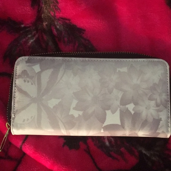 According wallet - Picture 2 of 3